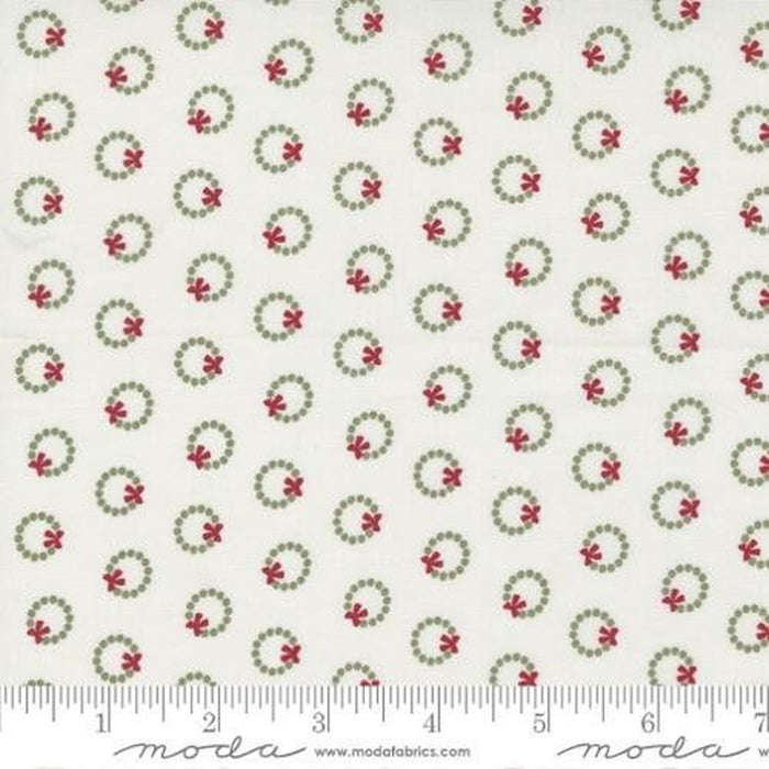Apple Core (50") Moda Christmas Eve - Wreath Dot Blenders - Snow